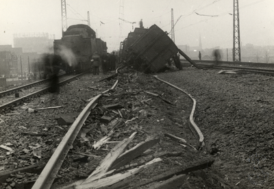 807693 Afbeelding van de ontspoorde trein 1107, bestaande uit electrische rijtuigen mat. 1924 ( Blokkendozen ) van de ...